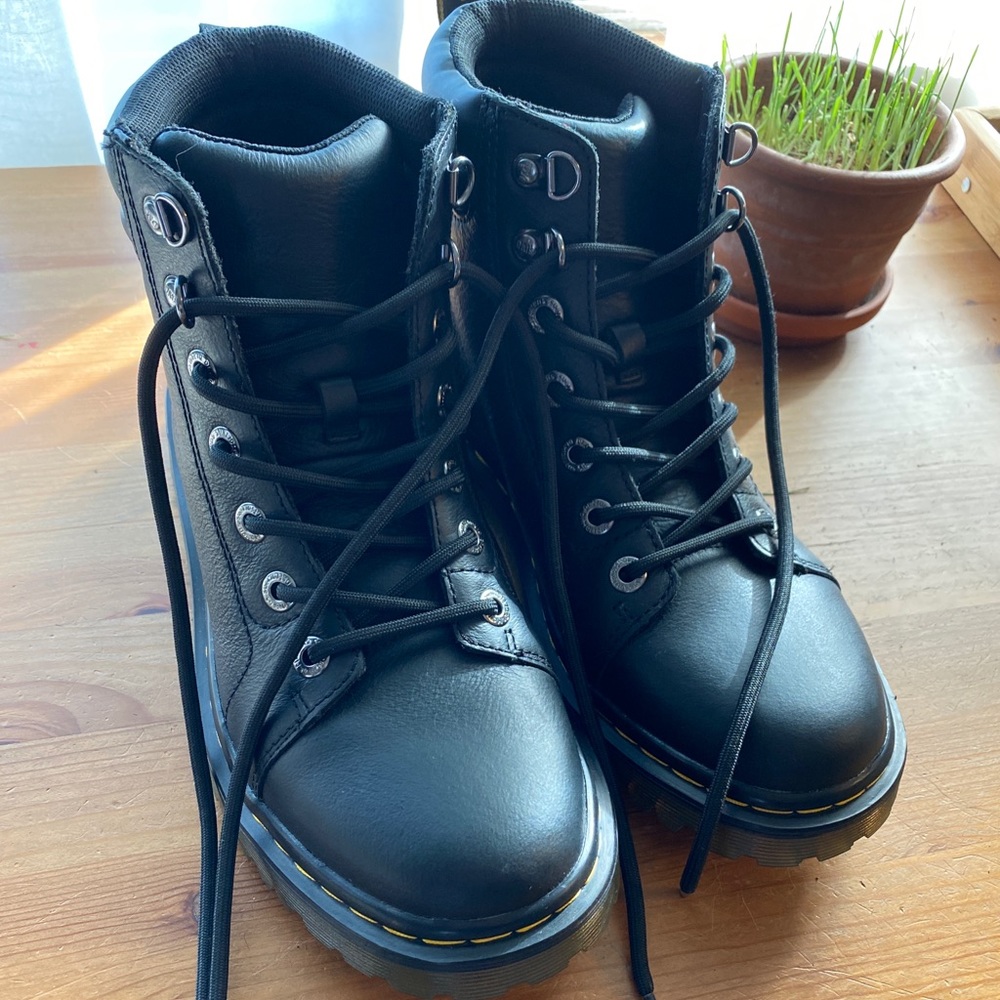 Black leather NEW dr doc martens size 9